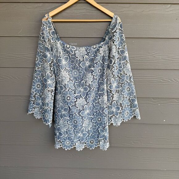 Storia lace Floral bell sleeve dress - Picture 2 of 9